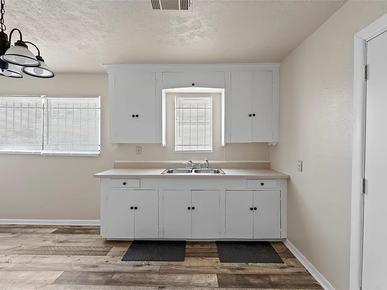 4906 Farmer St — Photo 4