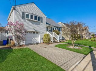 88 Layton St, Freeport, NY 11520