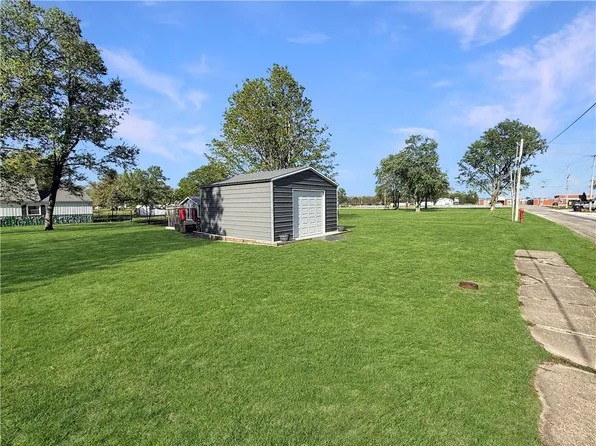 401 N Logan St, Oakland, IL 61943