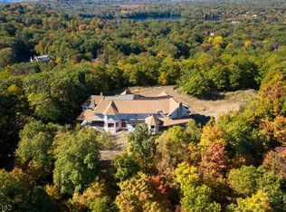 642 Pawnee Ln, Franklin Lakes, NJ 07417