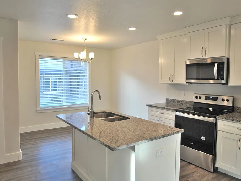 2049 N 380 E — Photo 3