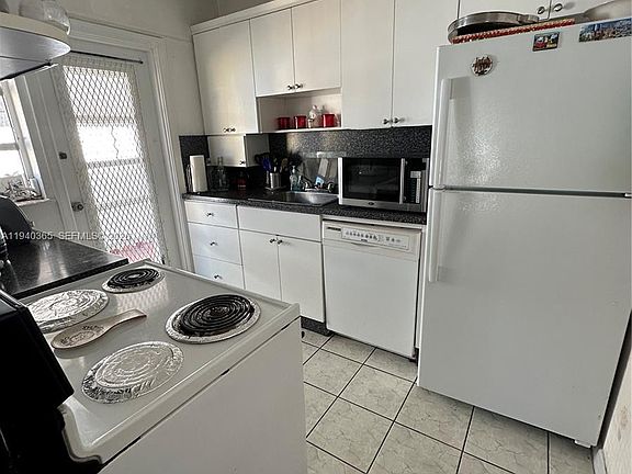 5th image of 431 NW 32nd Ct