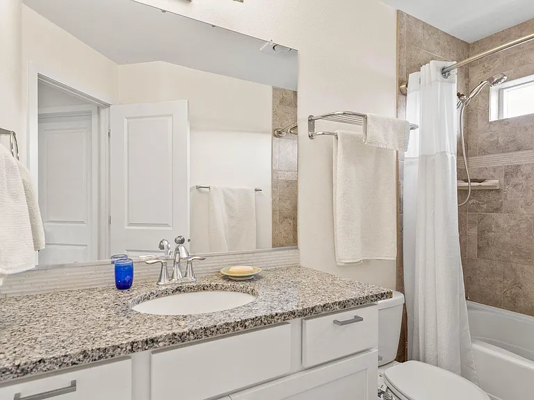 2207 W Bridge Ave — Photo 4