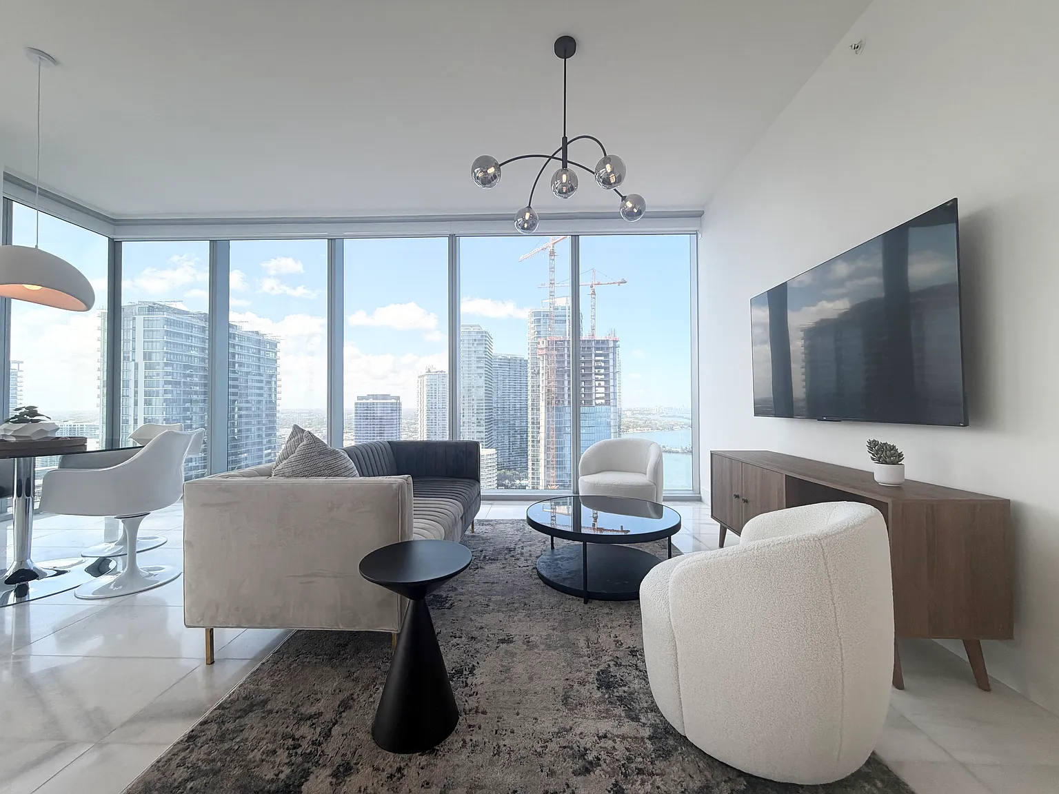 2 bed, 1105 sqft, $8,900 — Photo 2