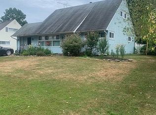 31 Petunia Rd, Levittown, PA 19056