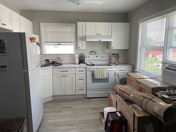 3rd image of 142 N Carll Ave APT E