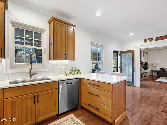 4th image of 1701 Gray Oaks Ln