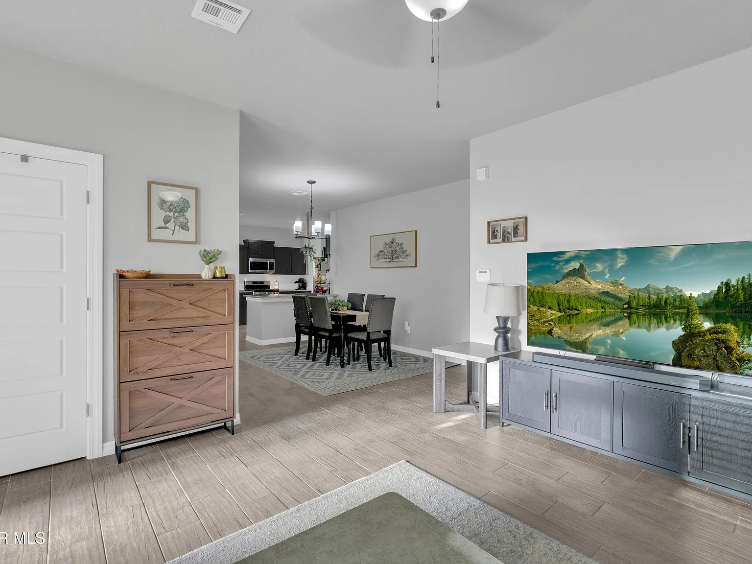 3 bed, 2.0 bath, 1363 sqft, $1,800 — Photo 4