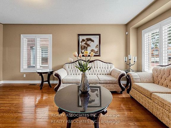 5th image of 44 Shining Willow Cres