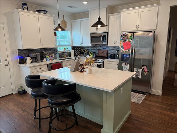 5th image of 527 Siesta Ct