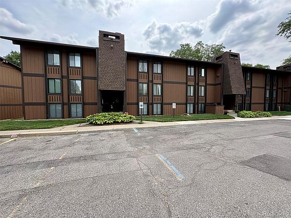 2nd image of 1736 Grove Rd #102