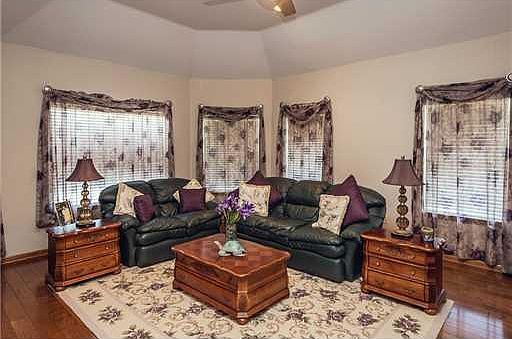 4th image of 8125 Meadowdale Dr