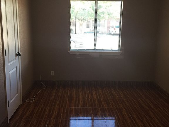 Master bedroom, 2 closets