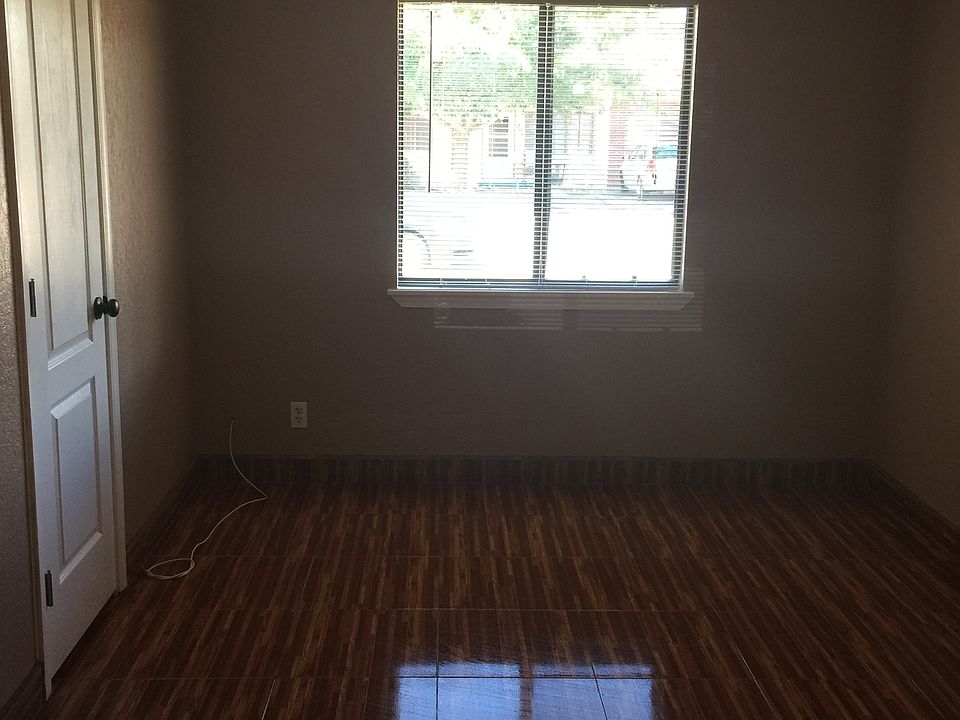 Master bedroom, 2 closets