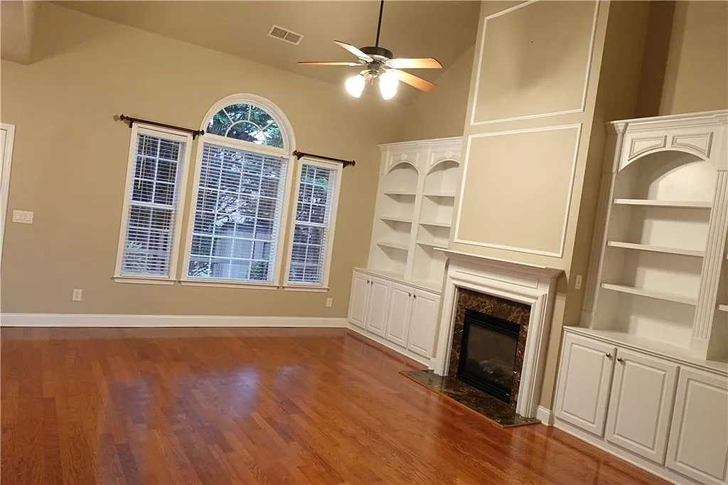 4 bed, 2.5 bath, 2822 sqft, $2,600 — Photo 3