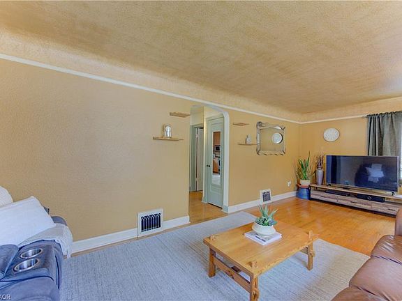5th image of 83 Arnold St