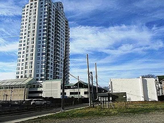 2nd image of 501 Oriental Ave