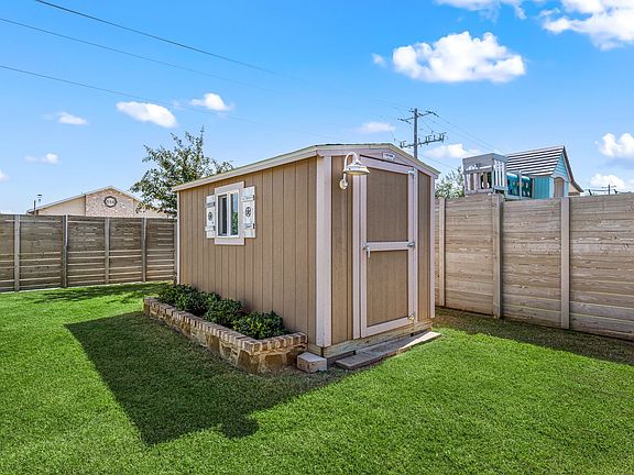 4th image of 1608 Canary Ln