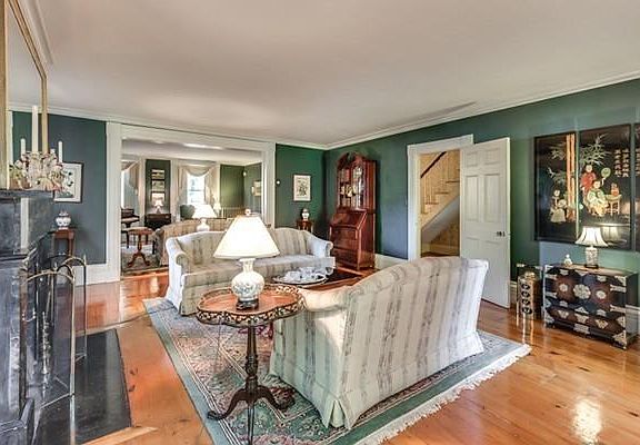 4th image of 374 Essex St