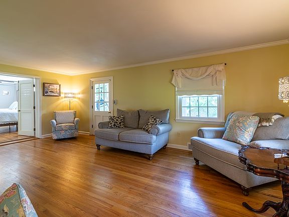 2nd image of 853 Mountain View Dr