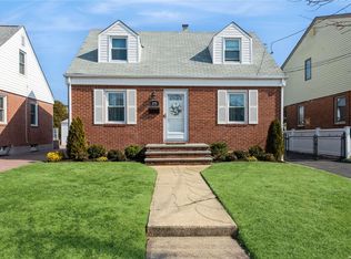 378 White Rd, Mineola, NY 11501