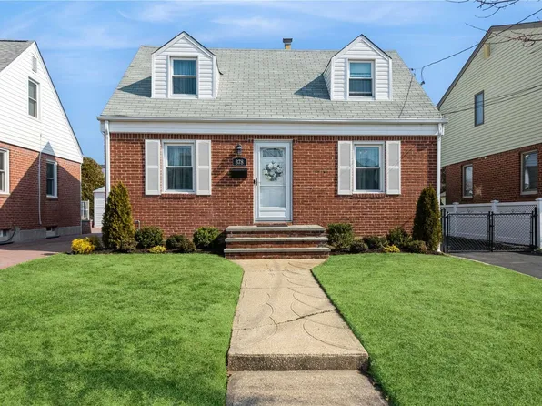 378 White Road, Mineola, NY 11501