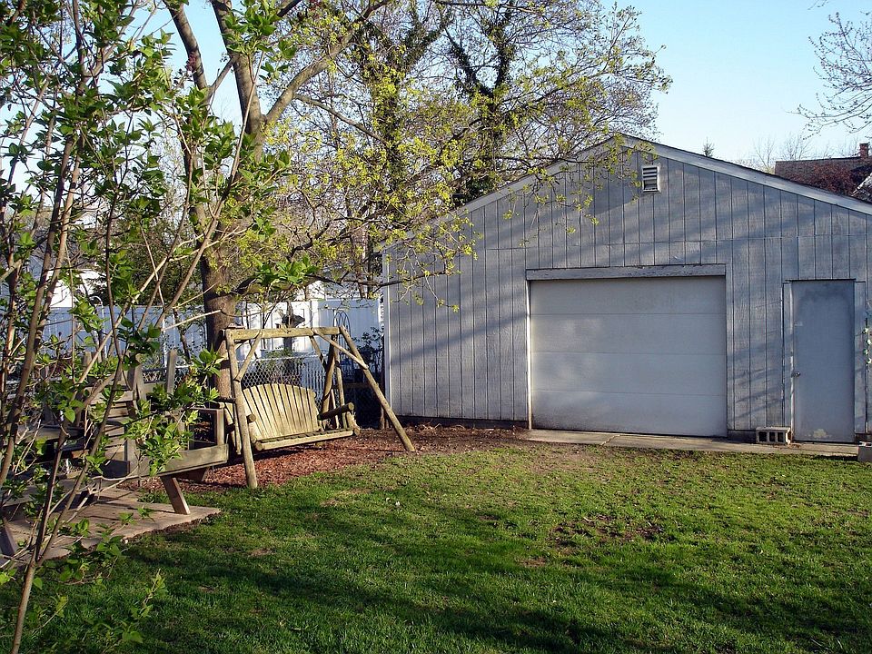 2nd image of 228 E Elm St