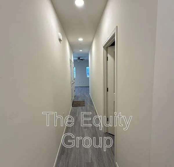 735 S Pinkham #105 — Photo 3