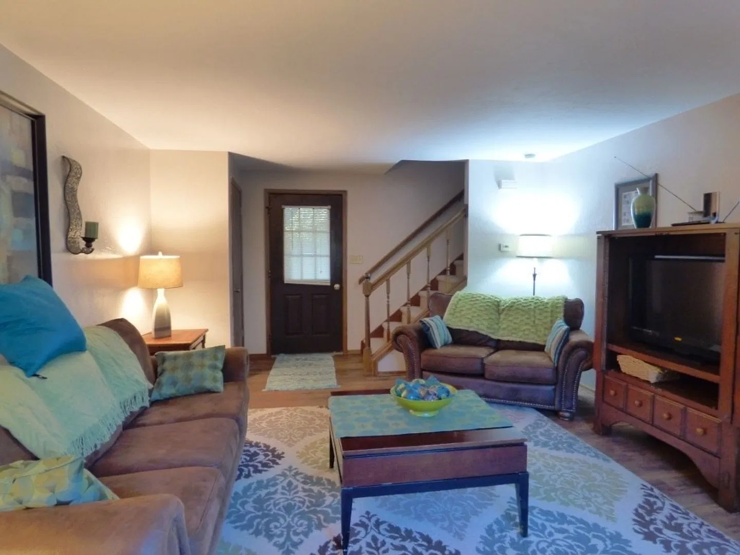3 Bed 1.5 Bath Duplex w/ 2 Stall Garage — Photo 4