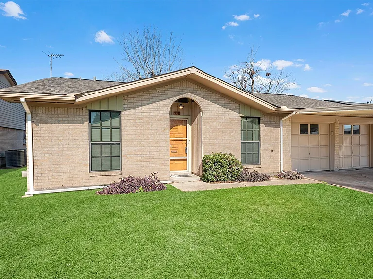3311 Westbrook Cir — Photo 2