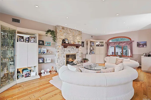 Sold by Century 21 Amiable Realty Group II Inc | media 45