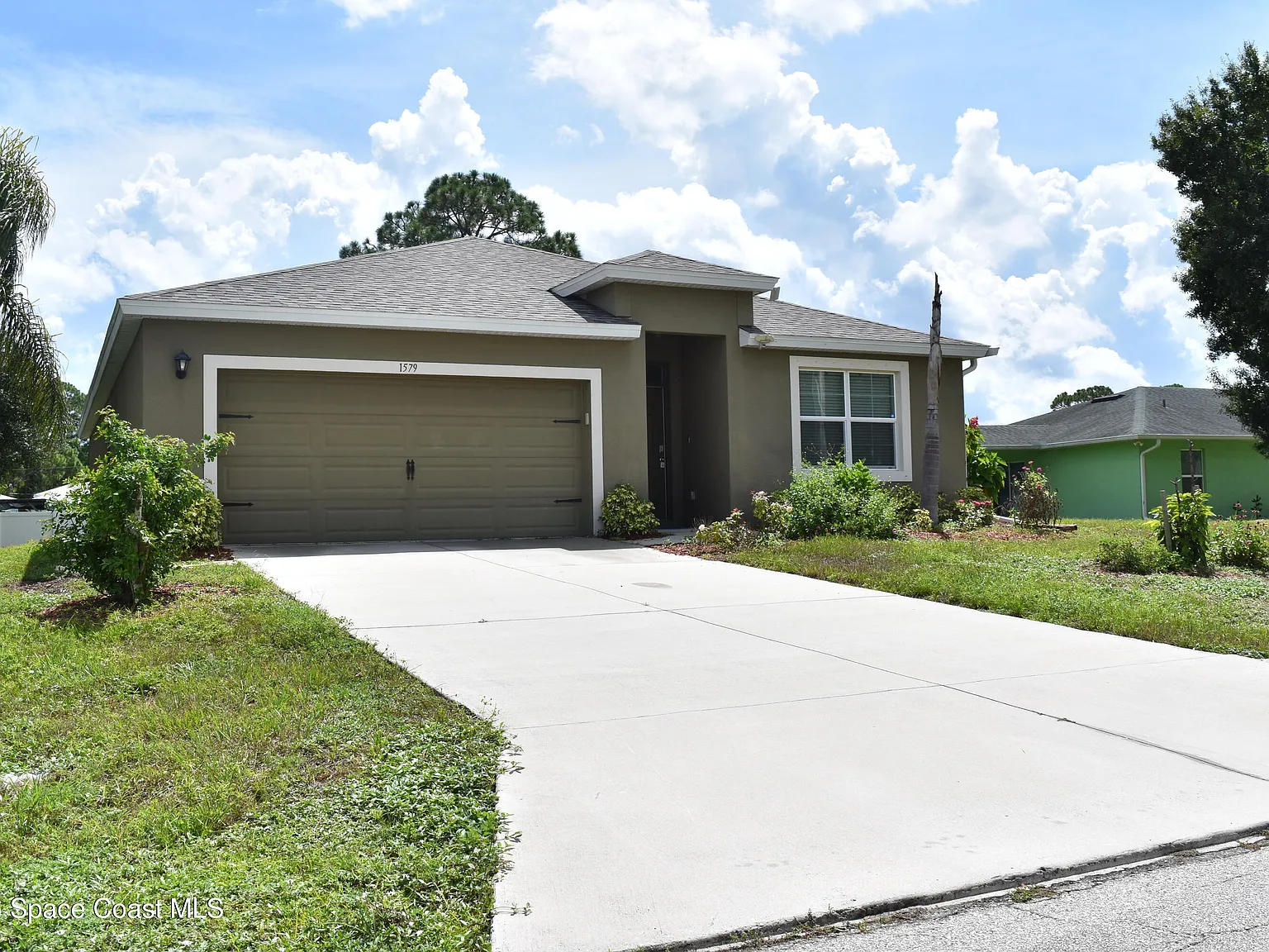 4 bed, 2.0 bath, 1918 sqft, $2,300 — Photo 1