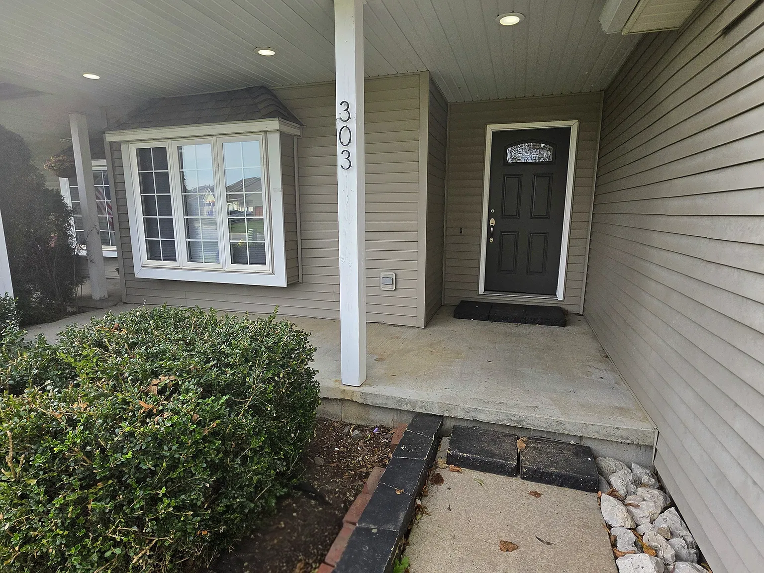 3 bed, 2.5 bath, 2704 sqft, $2,800 — Photo 2