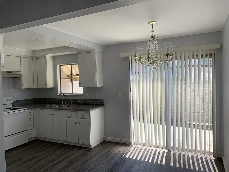 10408 Rutgers Ct — Photo 5
