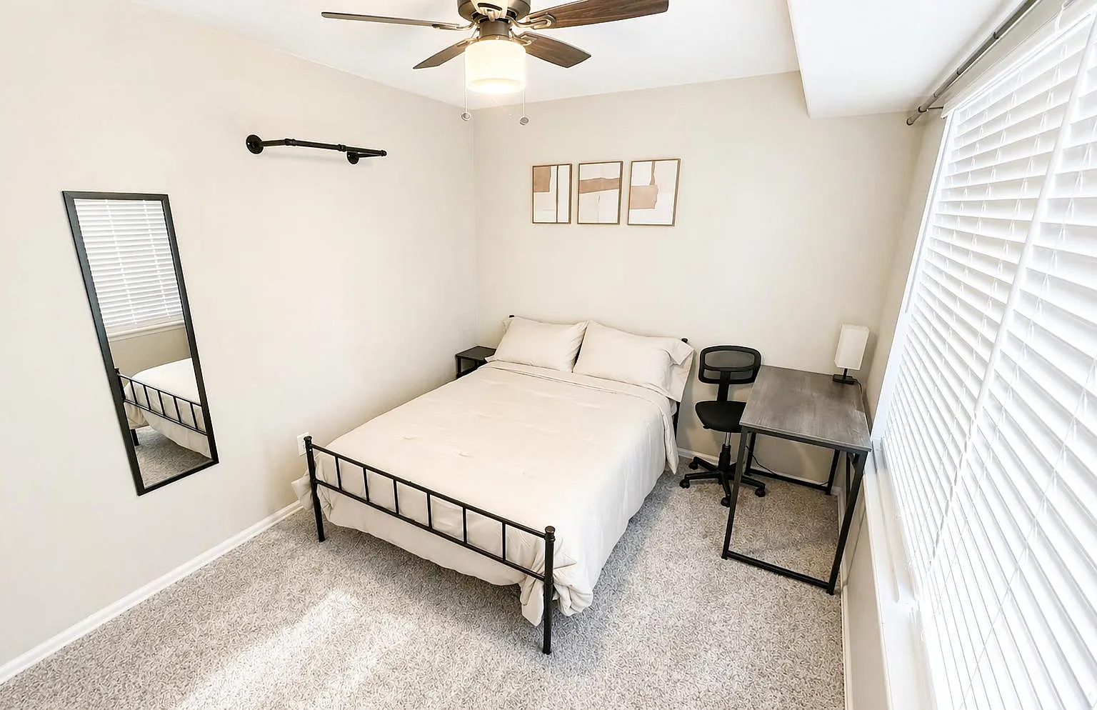 4 bed, 4.0 bath, 3000 sqft, $940 — Photo 1