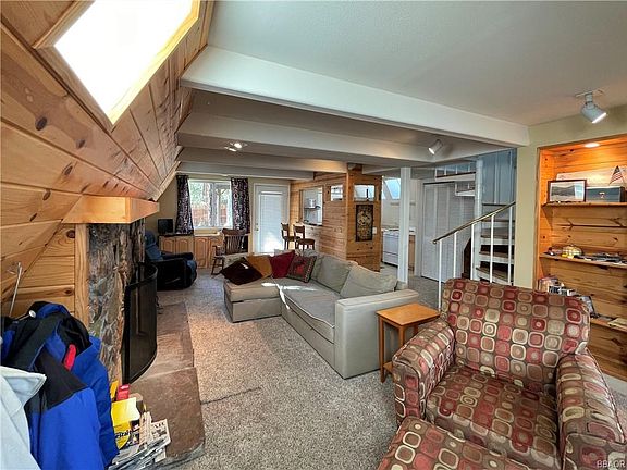 4th image of 1033 Wendy Ave
