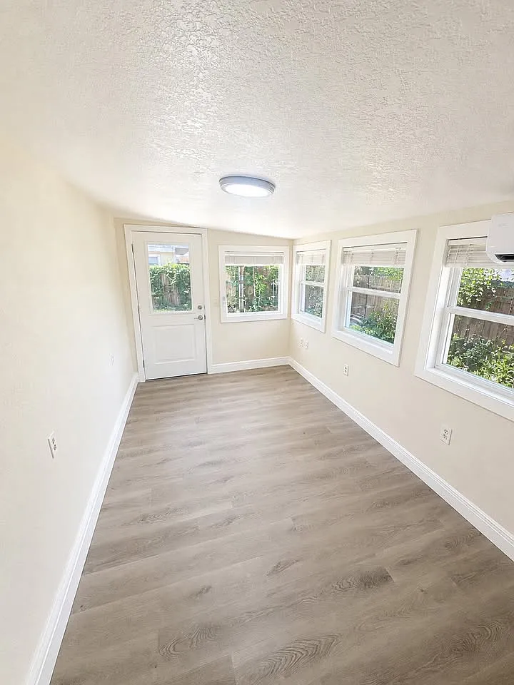 1 bed, 1050 sqft, $1,075 — Photo 2