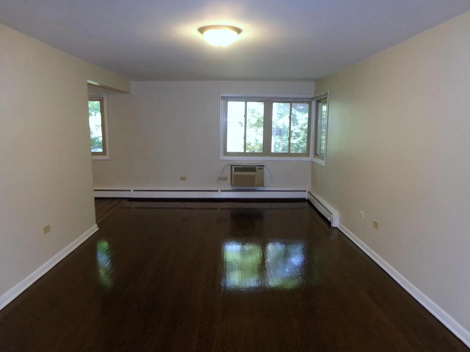 810 Seward St — Photo 2
