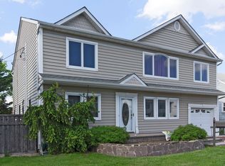 2 Malone St, Hicksville, NY