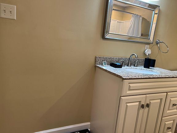 5th image of 101 Maple St APT 1