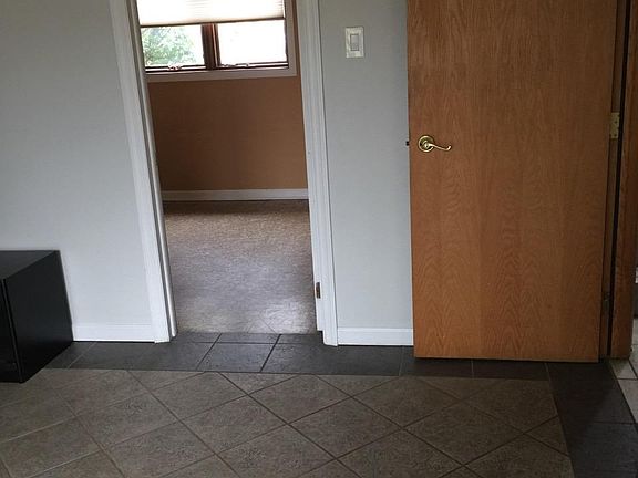5th image of 709 Cambridge Dr