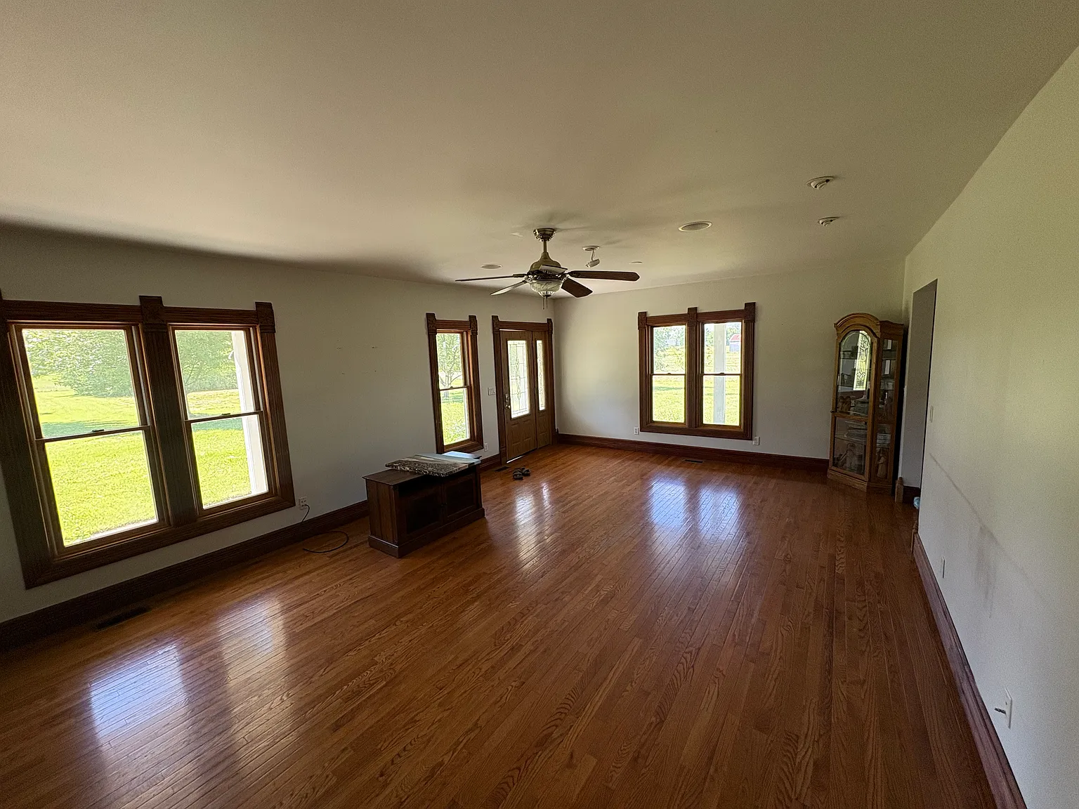 5 bed, 3075 sqft, $2,250 — Photo 3