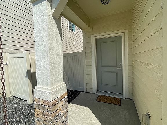 3rd image of 2592 E Blackstone Dr
