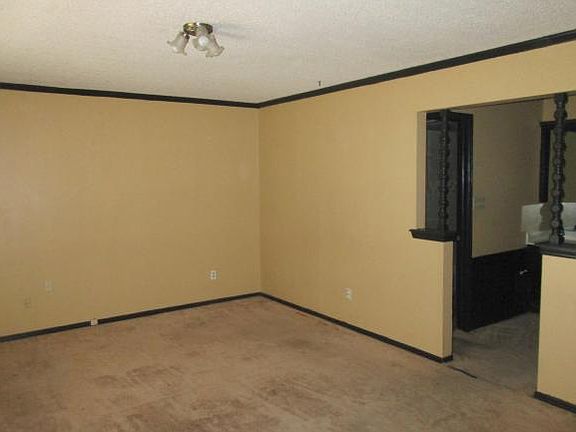 4th image of 1813 Oakhill Dr