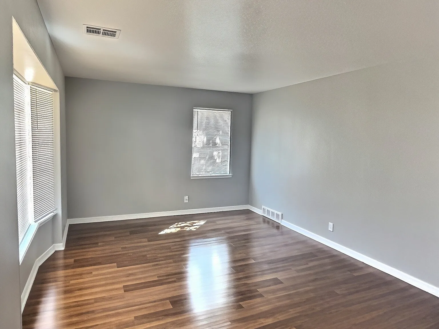 3 bed, 1084 sqft, $1,300 — Photo 2