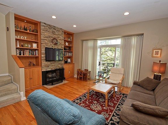 2nd image of 3235 N Ravenswood Ave