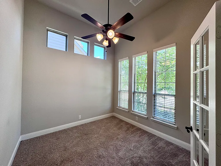 2113 Burke Dr — Photo 2