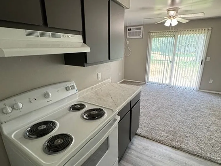 307 N Prairieview Rd — Photo 15
