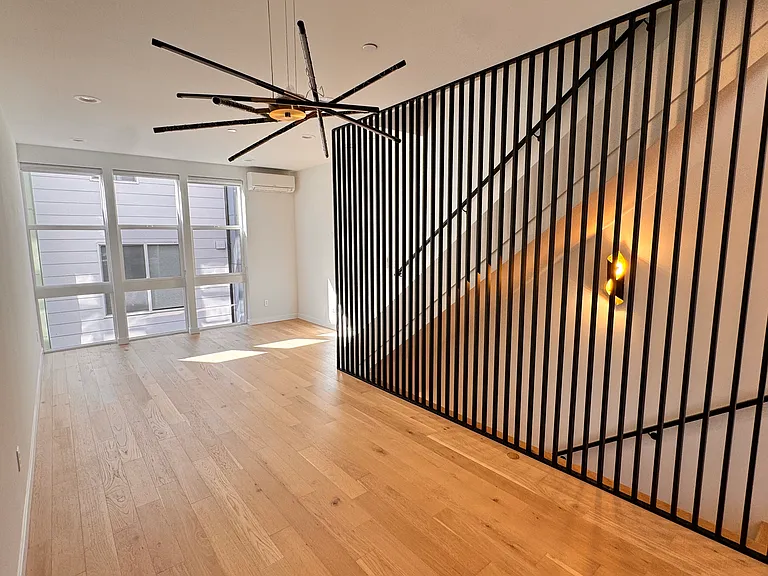 2344 Franklin Ave E — Photo 30