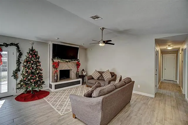 905 NE Dove Ln — Photo 5